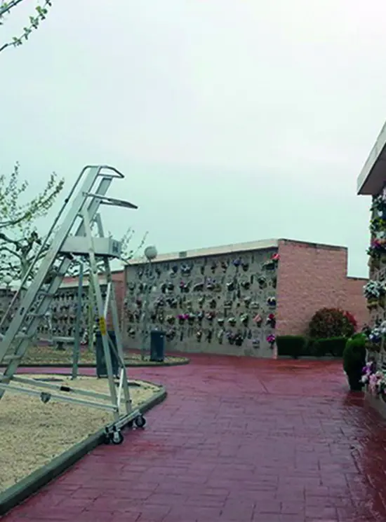 Castellana - Escalera de cementerios con plataforma amplia