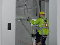 Plateforme télescopique pour cages d’ascenseur
