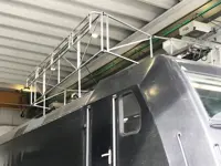 Quai ferroviaire avec échelle auto-nivelante