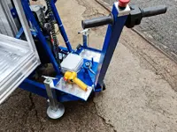 Poussoirs à cercueil avec roues motorisées