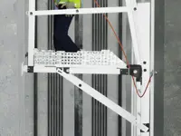 Plateforme télescopique pour cages d’ascenseur