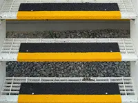 PROFILS ANTIDÉRAPANTS POUR LES ESCALIERS FIXES OU PORTABLES