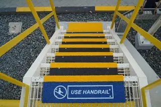 PROFILS ANTIDÉRAPANTS POUR LES ESCALIERS FIXES OU PORTABLES