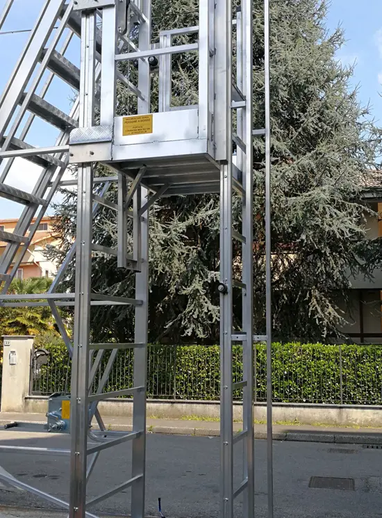 Échelle d’accès aux carrosseries et conteneurs de camions