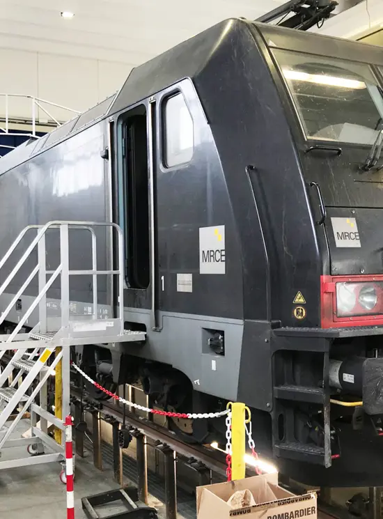 Quai ferroviaire avec échelle auto-nivelante