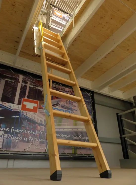 Escalier rétractable en bois pour plafonds