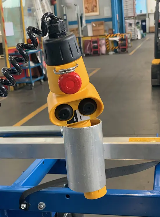 Porte-cercueil automoteur à chenilles