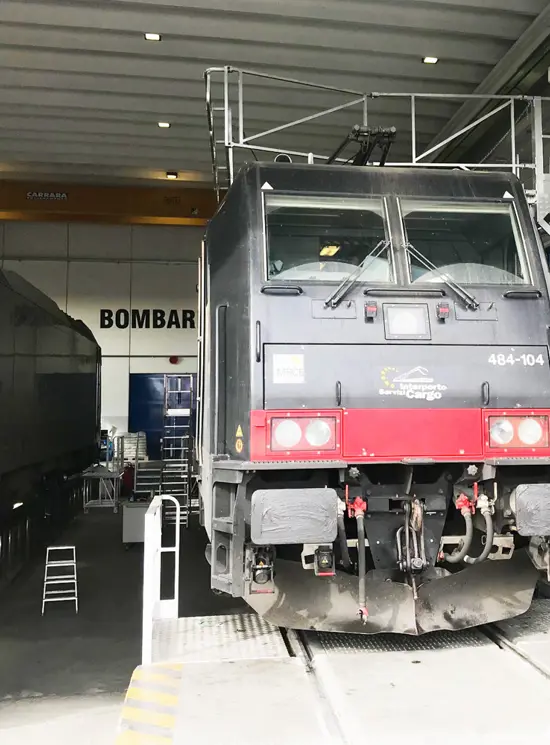 Quai ferroviaire avec échelle auto-nivelante