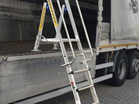 Scala con piattaforma accesso camion