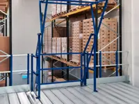 Barriera basculante di sicurezza per carico e scarico pallet