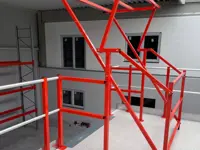 Barriera basculante di sicurezza per carico e scarico pallet