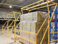 Barriera basculante di sicurezza per carico e scarico pallet