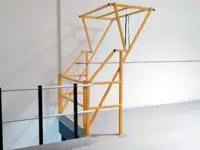 Barriera basculante di sicurezza per carico e scarico pallet