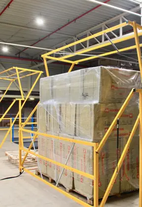 Barriera basculante di sicurezza per carico e scarico pallet