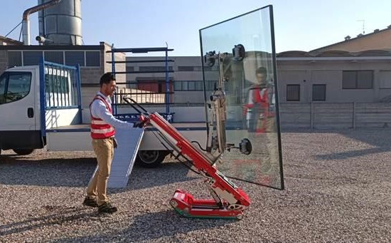 Carrello Elettrico Saliscale Cingolato per Vetri