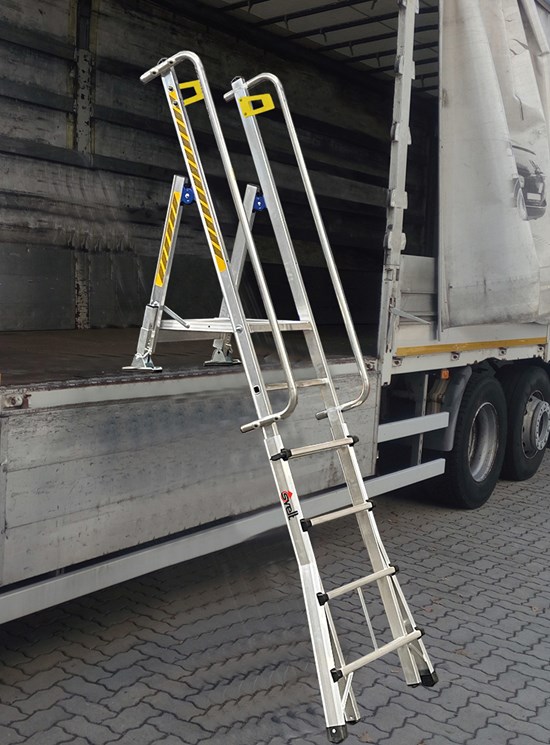 Scala con piattaforma accesso camion