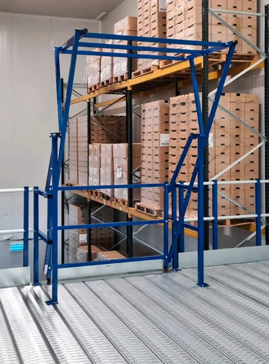 Barriera basculante di sicurezza per carico e scarico pallet