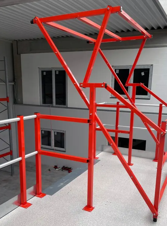 Barriera basculante di sicurezza per carico e scarico pallet