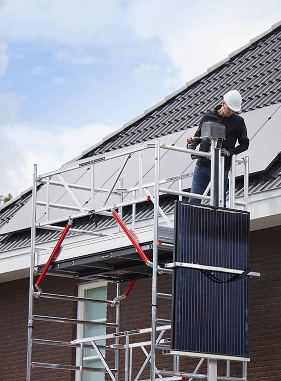 Shuttle sistema di sollevamento su trabattelli per pannelli fotovoltaici