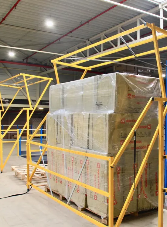 Barriera basculante di sicurezza per carico e scarico pallet