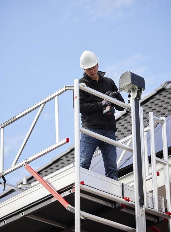 Shuttle sistema di sollevamento su trabattelli per pannelli fotovoltaici
