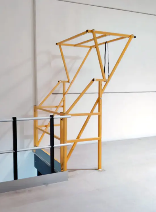 Barriera basculante di sicurezza per carico e scarico pallet