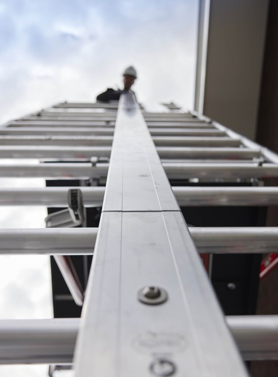 Shuttle sistema di sollevamento su trabattelli per pannelli fotovoltaici