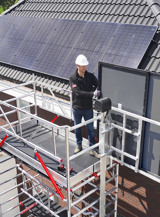 Shuttle sistema di sollevamento su trabattelli per pannelli fotovoltaici