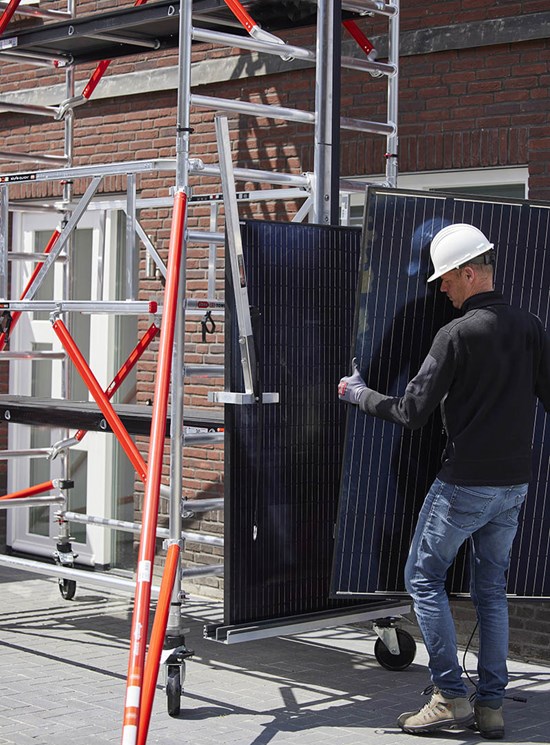Shuttle sistema di sollevamento su trabattelli per pannelli fotovoltaici