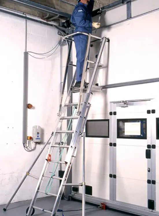 Scala aerea telescopica da appoggio