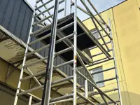 Tempo Shuttle steiger met liftsysteem voor fotovoltaïsche panelen