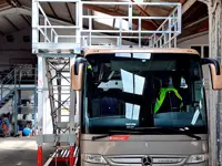 Hefplatform voor touringcars en bussen