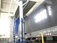 Treinperron met zelfnivellerende ladder