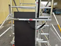 Tempo Shuttle steiger met liftsysteem voor fotovoltaïsche panelen