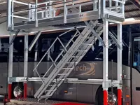 Hefplatform voor touringcars en bussen