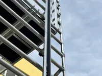 Tempo Shuttle steiger met liftsysteem voor fotovoltaïsche panelen