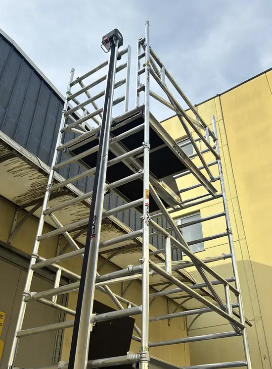 Tempo Shuttle steiger met liftsysteem voor fotovoltaïsche panelen