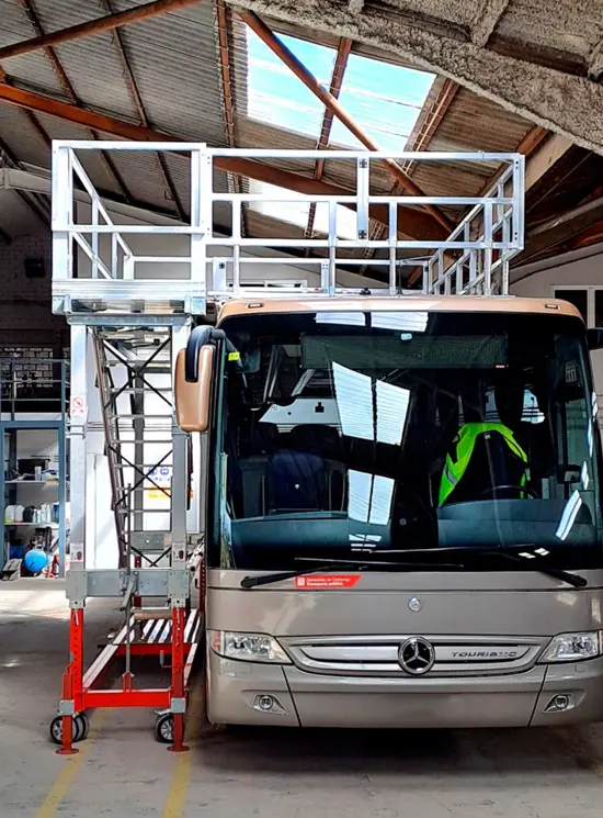 Hefplatform voor touringcars en bussen