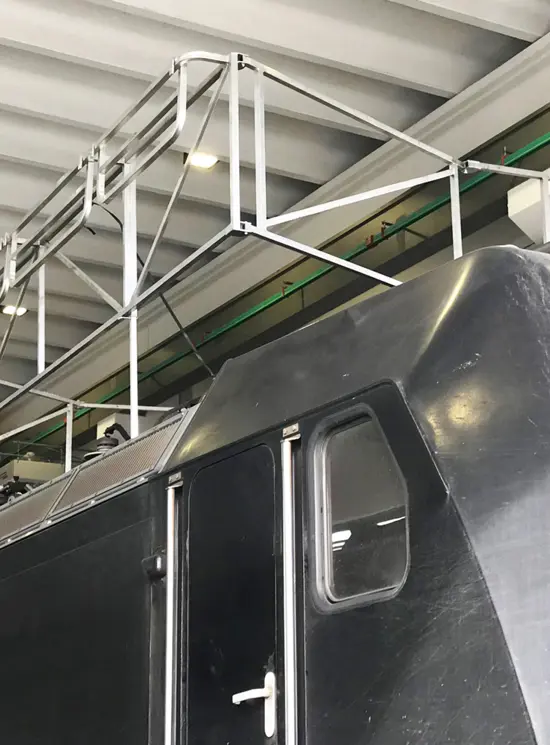 Treinperron met zelfnivellerende ladder