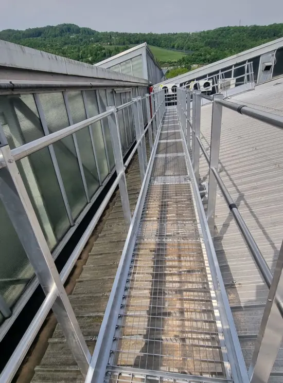 Loopbruggen voor daken en daken