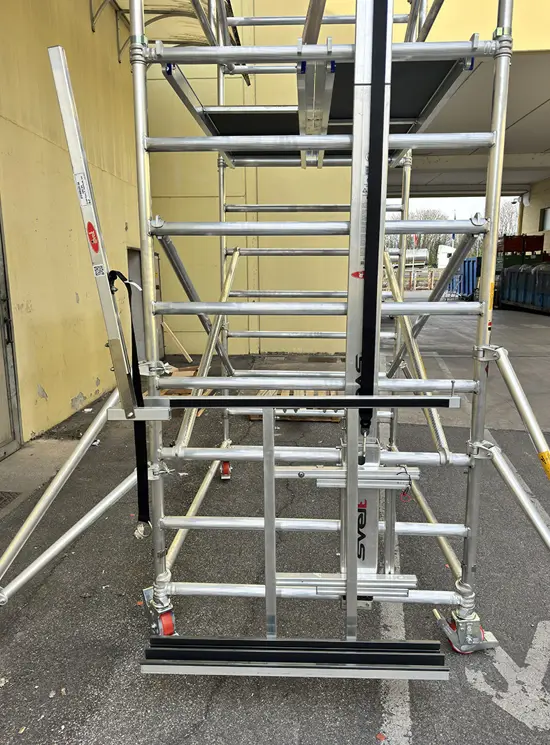 Tempo Shuttle steiger met liftsysteem voor fotovoltaïsche panelen