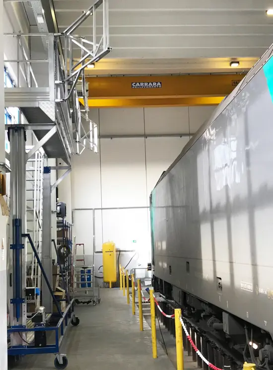 Treinperron met zelfnivellerende ladder