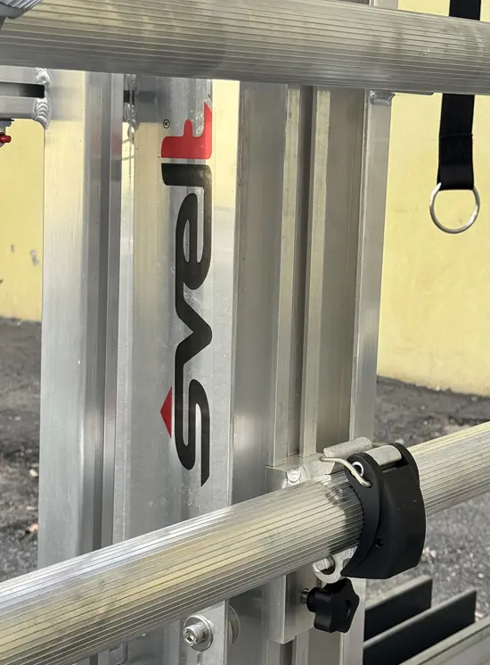 Tempo Shuttle steiger met liftsysteem voor fotovoltaïsche panelen