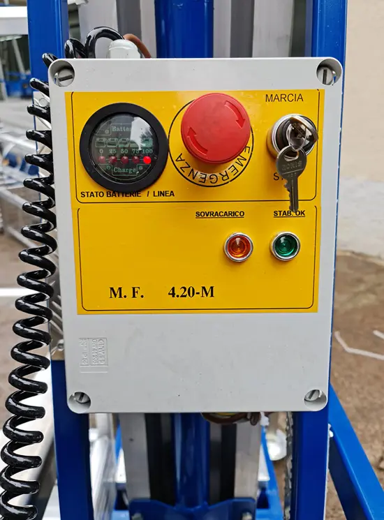 Kistenlifters met gemotoriseerd wiel