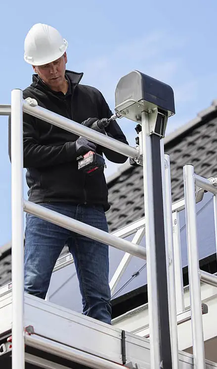 Tempo Shuttle steiger met liftsysteem voor fotovoltaïsche panelen