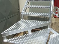 Стационарная лестница из алюминия для улицы