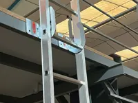 Угловой крюк для лестницы