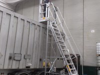 Лестница для доступа к кузовам грузовиков и контейнерам