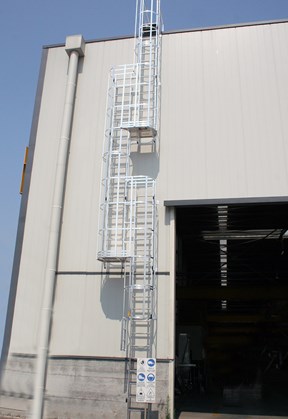 Фиксированная вертикальная лестница с защитной решёткой