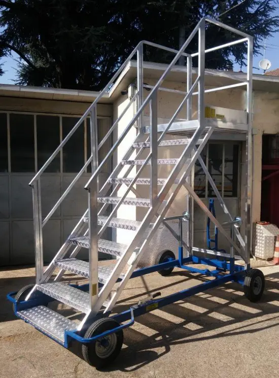 Лестницы для аэропортов и самолётов